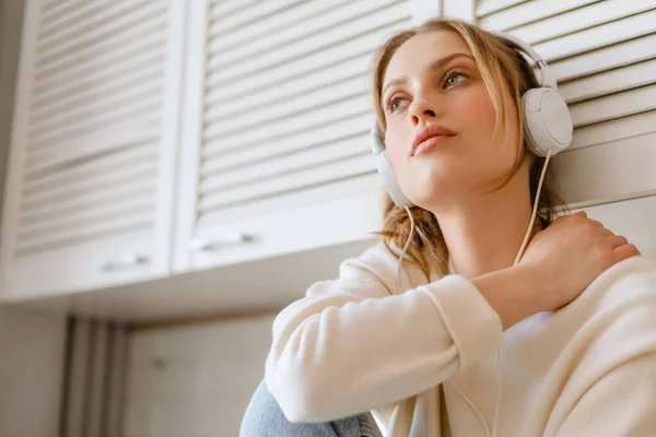 Jonge Vrouw Die Muziek Luistert Met Een Koptelefoon Terwijl Keuken — Stockfoto
