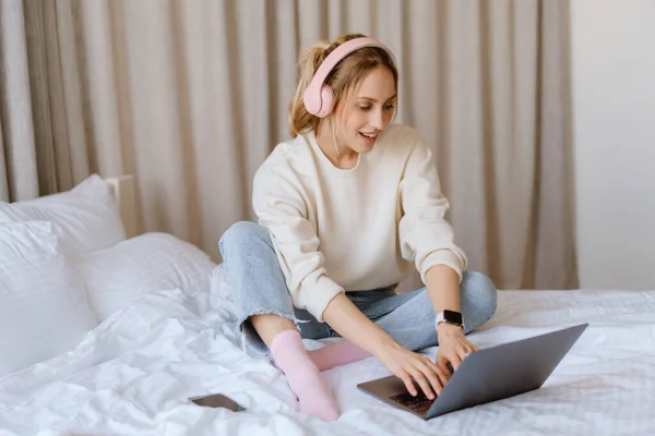 Молода Жінка Навушниках Використовує Ноутбук Посміхається Спальні Вдома — стокове фото