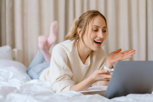 Jonge Vrouw Gebaren Glimlachen Tijdens Het Gebruik Van Laptop Slaapkamer — Stockfoto