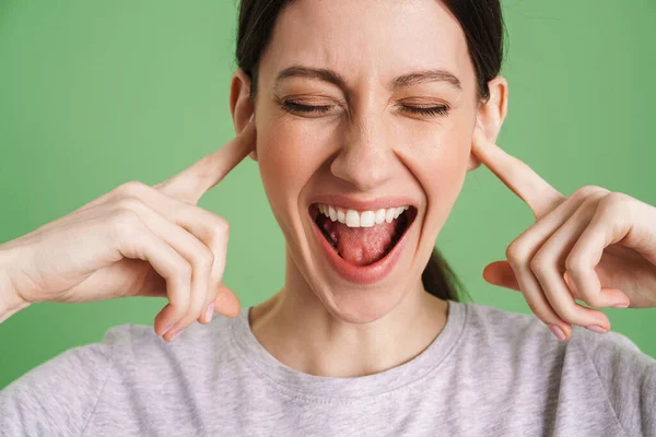 Junge Brünette Frau Schreit Während Sie Ihre Ohren Isoliert Vor — Stockfoto