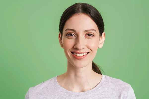 Jong Brunette Vrouw Kijken Glimlachen Camera Geïsoleerd Groene Achtergrond — Stockfoto
