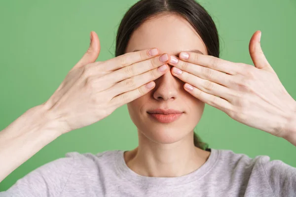 Joven Morena Cubriendo Sus Ojos Mientras Posa Cámara Aislada Sobre —  Fotos de Stock