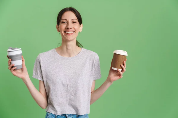 Jong Brunette Vrouw Glimlachen Terwijl Poseren Met Takeaway Cups Geïsoleerd — Stockfoto