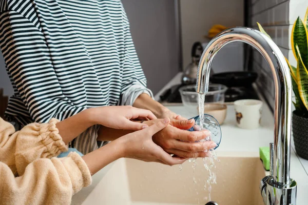 Caucasian Beautiful Mother Daughter Washing Dishes Cozy Kitchen — Stock Photo, Image