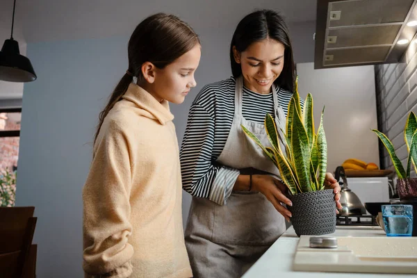 Glad Vacker Mor Och Dotter Ler Och Vattnar Sina Växter — Stockfoto