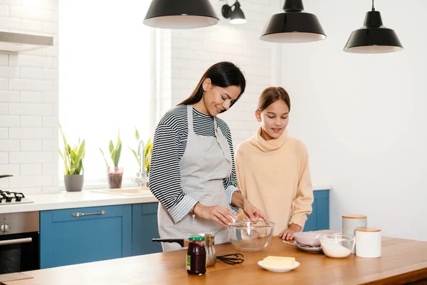 Boldog Gyönyörű Anya Lánya Mosolyog Hogy Palacsinta Tészta Hangulatos Konyhában — Stock Fotó