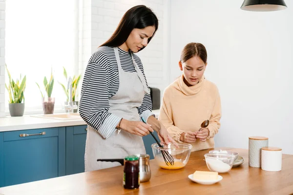 Focada Bela Mãe Filha Sorrindo Fazer Massa Panqueca Cozinha Aconchegante — Fotografia de Stock