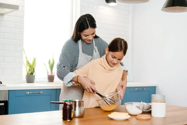 Glad Vacker Mor Och Dotter Ler Samtidigt Som Gör Pannkaksdeg — Stockfoto