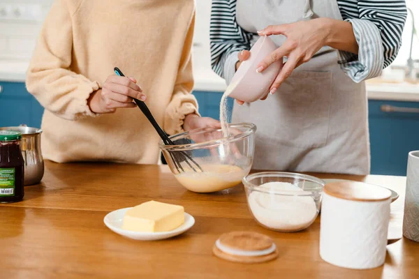 Beyaz Tenli Güzel Anne Kız Rahat Mutfakta Krep Hamuru Yapıyorlar — Stok fotoğraf