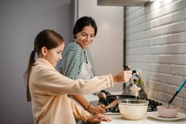 Щаслива Красива Мати Дочка Посміхаються Готуючи Млинці Затишній Кухні — стокове фото