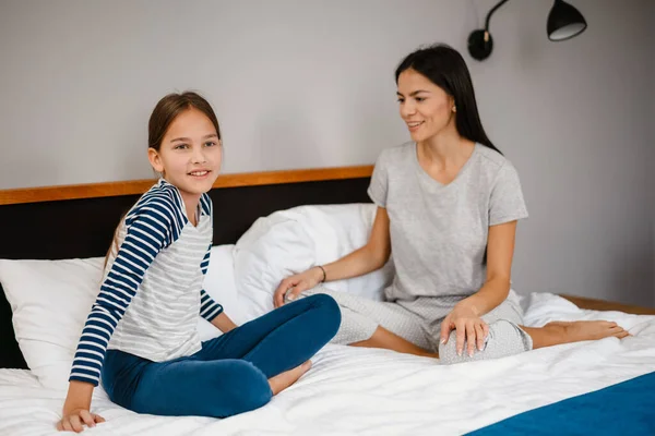 Весела Красива Мати Дочка Розмовляють Сидячи Ліжку Вдома — стокове фото