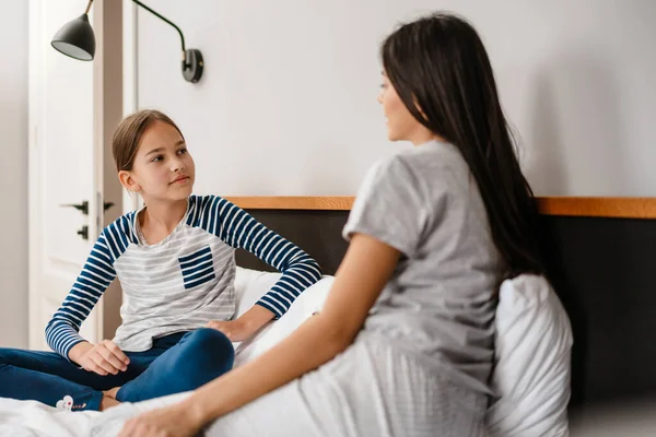 Feliz Hermosa Madre Hija Hablando Mientras Están Sentadas Cama Casa — Foto de Stock