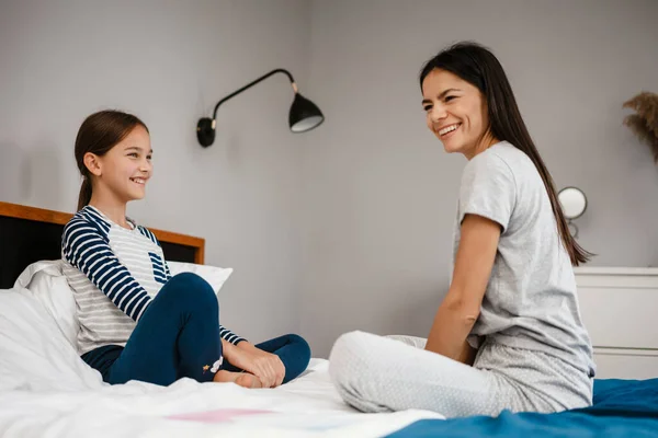 Vreugdevolle Mooie Moeder Dochter Lachen Terwijl Thuis Bed Zitten — Stockfoto