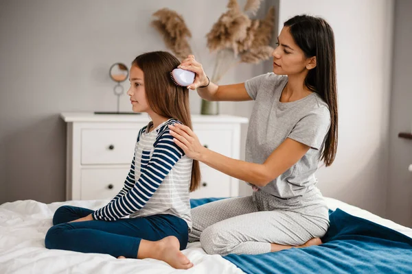 Bela Jovem Mãe Pentear Ela Bonito Pouco Filhas Cabelo Enquanto — Fotografia de Stock