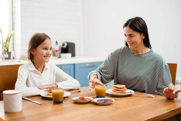 Весела Красива Мати Дочка Посміхаються Під Час Сніданку Затишній Кухні — стокове фото