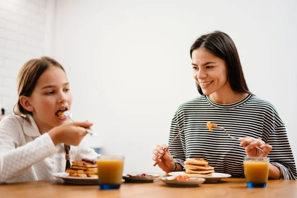 Cheerful Beautiful Mother Daughter Smiling While Having Breakfast Cozy Kitchen — Stock Photo, Image