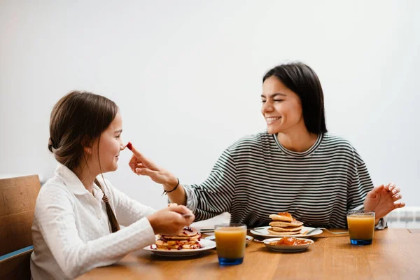 Весела Красива Мати Дочка Розважаються Під Час Сніданку Затишній Кухні — стокове фото