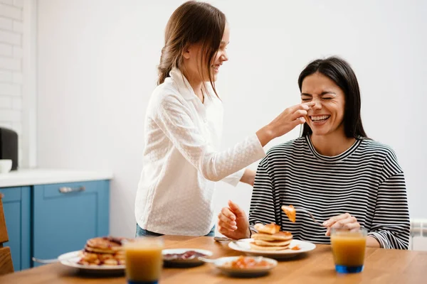 Alegre Hermosa Madre Hija Burlándose Mientras Desayuna Acogedora Cocina — Foto de Stock