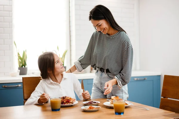 Весела Красива Мати Дочка Посміхаються Під Час Сніданку Затишній Кухні — стокове фото