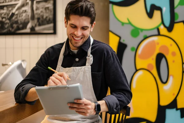 Jeune Garçon Souriant Vérifie Qualité Des Marchandises Avec Bloc Notes — Photo