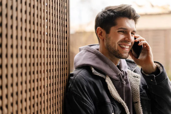 Sorridente Giovane Uomo Bianco Abiti Casual Utilizzando Telefono Cellulare All — Foto Stock