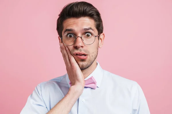 Young White Man Wearing Eyeglasses Expressing Surprise Camera Isolated Pink — Stock Photo, Image