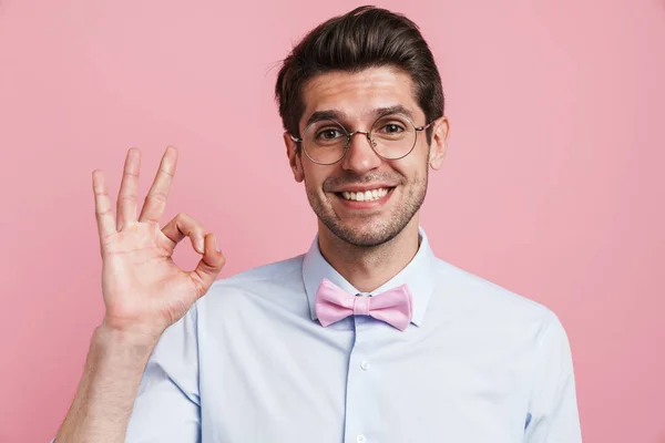 Retrato Joven Sonriente Morena Nerd Hombre Usando Camisa Corbata Pie —  Fotos de Stock