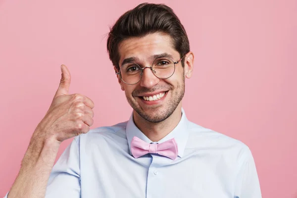 Портрет Усміхненого Молодого Брюнетки Бота Сорочці Косиці Стоїть Над Рожевим — стокове фото