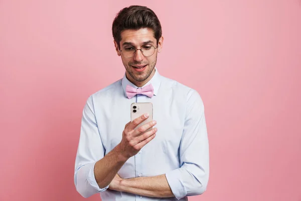 Joven Hombre Blanco Vistiendo Pajarita Sonriendo Usando Celular Aislado Sobre — Foto de Stock