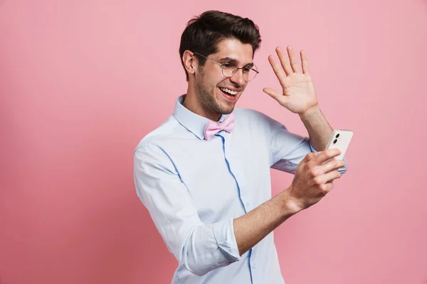Ung Vit Man Bär Fluga Viftande Hand Och Använda Mobiltelefon — Stockfoto