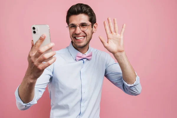 Ung Vit Man Bär Fluga Viftande Hand Och Använda Mobiltelefon — Stockfoto