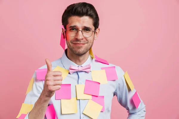 Jonge Blanke Man Met Stickers Glimlachend Duim Omhoog Geïsoleerd Roze — Stockfoto