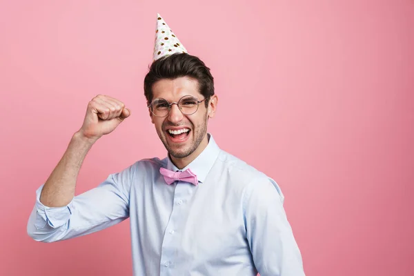 Jonge Blanke Man Dragen Partij Kegel Lachen Maken Winnaar Gebaar — Stockfoto