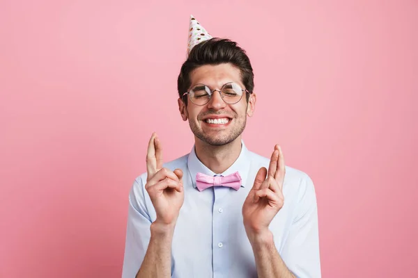 Joven Vestido Con Pajarita Cono Fiesta Sosteniendo Los Dedos Cruzados — Foto de Stock