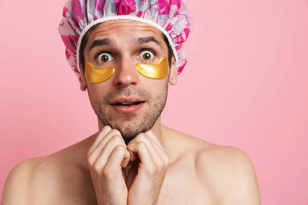Mladý Muž Bez Košile Sobě Sprchový Čepice Vyjadřující Překvapení Kameru — Stock fotografie
