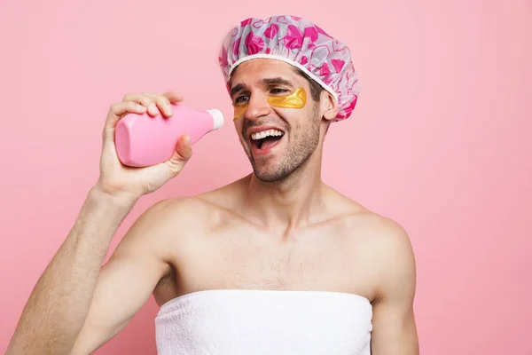 Joven Hombre Blanco Con Gorra Ducha Sosteniendo Champú Cantando Aislado — Foto de Stock