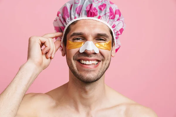 Jonge Shirtloze Man Met Oog Neus Vlekken Glimlachen Camera Geïsoleerd — Stockfoto