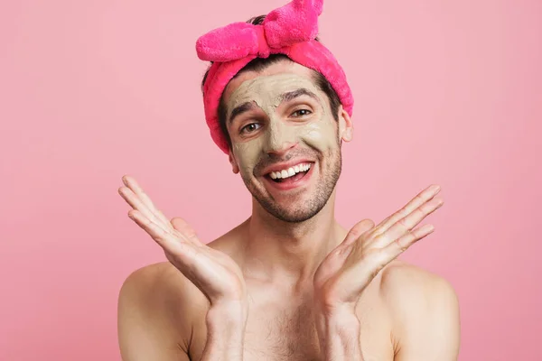 Joven Hombre Sin Camisa Con Diadema Sonriendo Haciendo Gestos Cámara —  Fotos de Stock