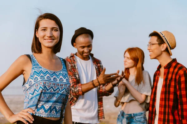 Fiatal Multiracionális Barátok Beszélgetnek Mosolyognak Miközben Pózolnak Szabadban — Stock Fotó