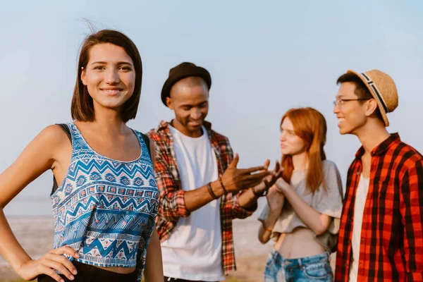 Giovani Amici Multirazziali Che Parlano Sorridono Insieme Mentre Posano All — Foto Stock