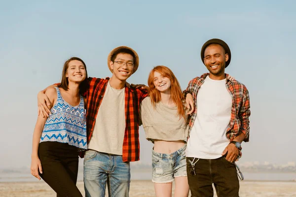 Mladí Multiraciální Přátelé Objímající Usmívající Společně Při Pózování Venku — Stock fotografie