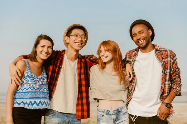 Junge Multirassische Freunde Die Sich Umarmen Und Gemeinsam Lächeln Während — Stockfoto