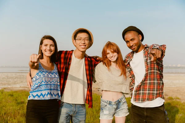 Junge Multiethnische Freunde Umarmen Und Lächeln Während Sie Mit Dem — Stockfoto