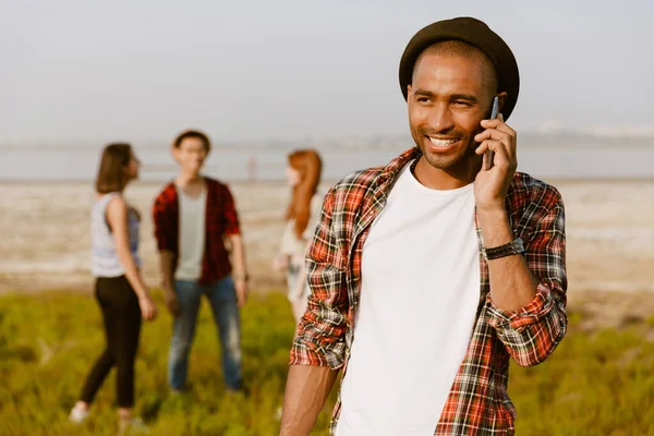 Joven Hombre Negro Sonriendo Hablando Teléfono Celular Mientras Descansa Con — Foto de Stock