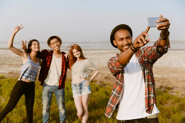 Ung Svart Man Tar Selfie Foto Med Sina Vänner Mobiltelefon — Stockfoto