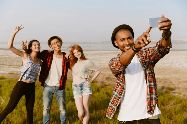 Giovane Uomo Nero Scattare Foto Selfie Con Suoi Amici Sul — Foto Stock