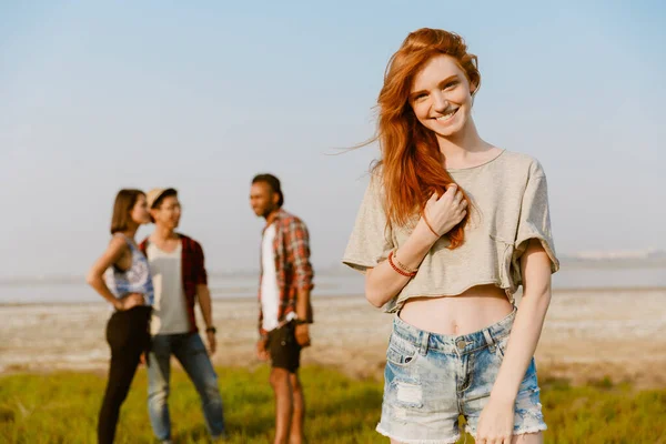 Young Ginger Woman Smiling While Resting His Friends Outdoors — Stock Photo, Image