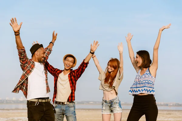 Junge Multiethnische Freunde Lachen Während Sie Mit Den Händen Nach — Stockfoto