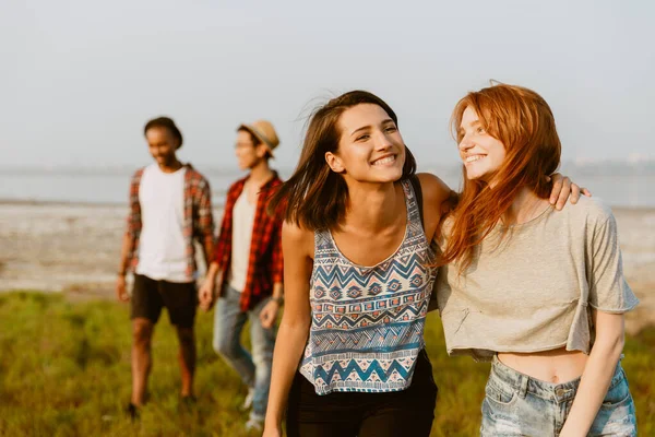 Jeunes Amis Multiraciaux Embrassant Souriant Ensemble Tout Marchant Extérieur — Photo