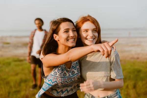 Giovani Donne Bianche Che Abbracciano Puntano Dito Parte Mentre Camminano — Foto Stock